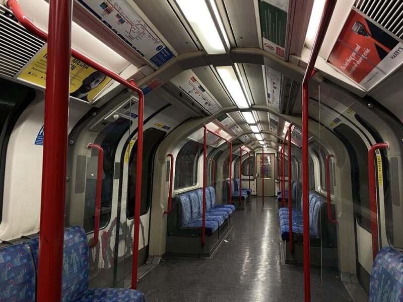 ロンドンの地下鉄「Central Line」の車内
