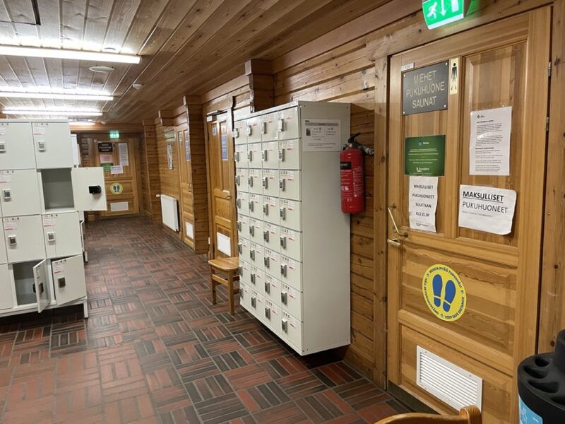 Kuusijärvi Saunaの更衣室と暗証番号式のロッカー