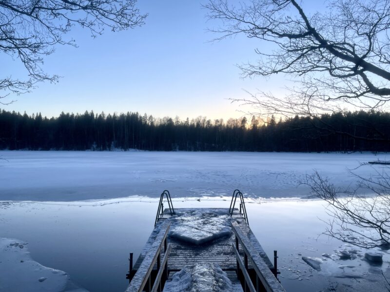 冬のKuusijärvi Saunaの湖
