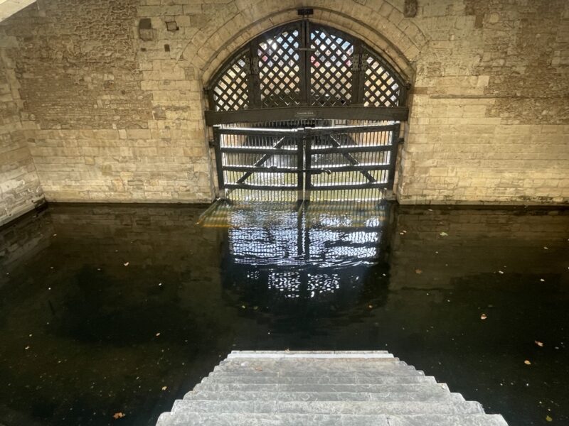 ロンドン塔にある監獄者の門「トレイターズゲート」の写真