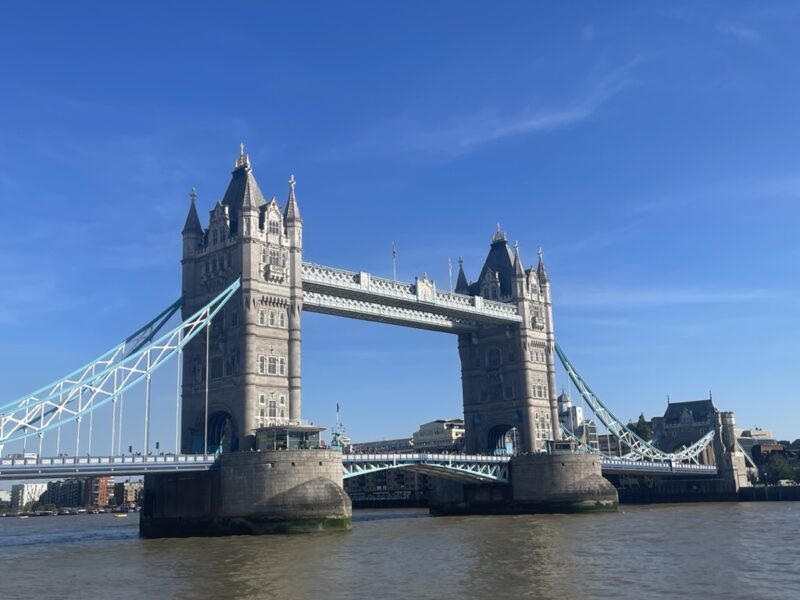 ロンドン塔から見渡せるタワーブリッジの写真