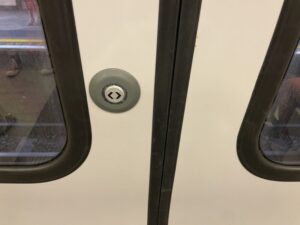 ロンドン地下鉄のドアを開くボタン