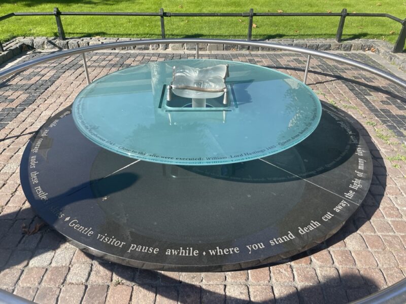 アン・ブーリンが処刑された場所にある記念碑の写真