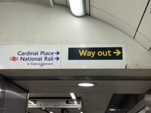 ロンドン地下鉄の「出口」の看板