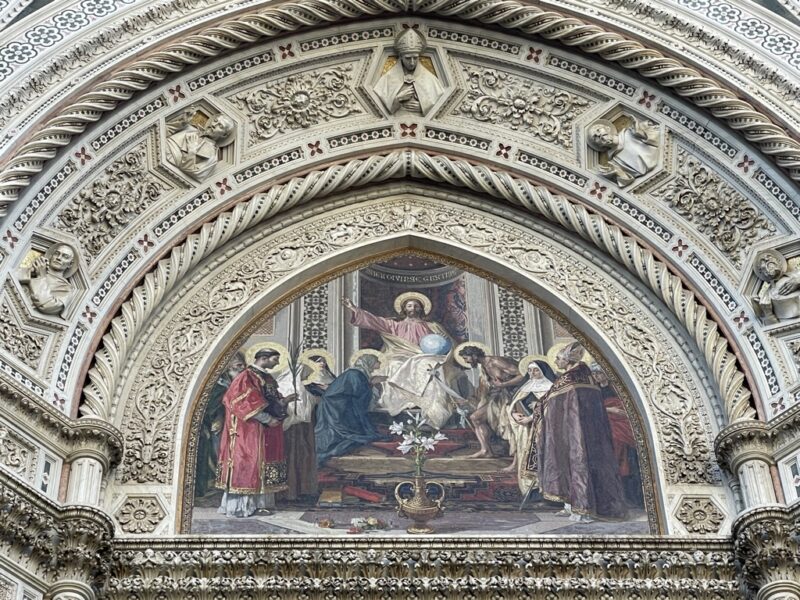 ファサードの中央の扉に描かれたモザイク画