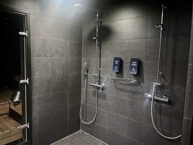 「ソロソコス ホテル トルニ タンペレ」のサウナ室のシャワー