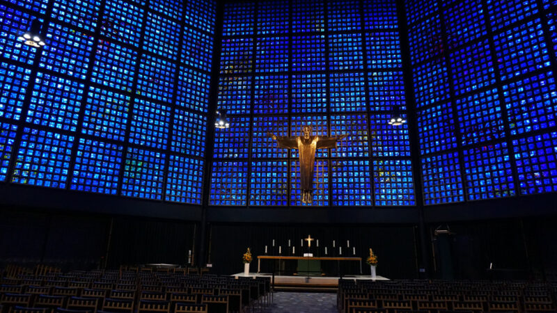 カイザー・ヴィルヘルム記念教会の青色のステンドグラス