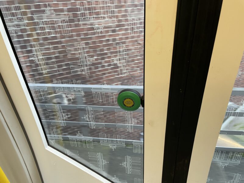 ベルリンの電車のドアを開けるボタン