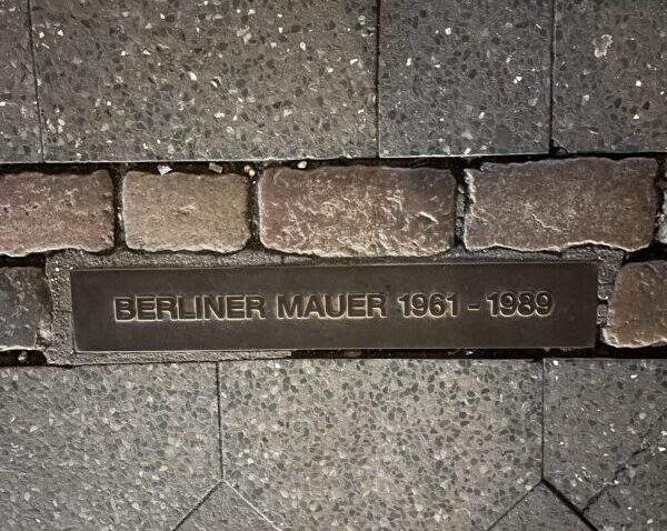 ベルリンの壁があった場所に残されたレンガのオブジェ
