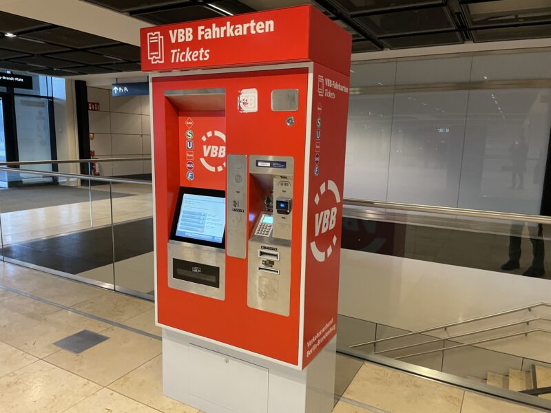 ブランデンブルク空港に置いてあるVBBのチケット券売機