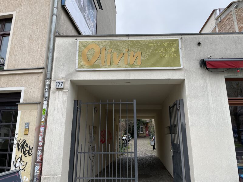 ベルリンのサウナ「Olivin Wellness Lounge Sauna」の通りに出ている看板