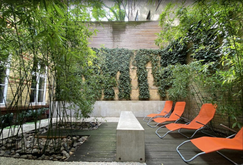 ベルリンのサウナ「Olivin Wellness Lounge Sauna」の中庭、外気浴スペース
