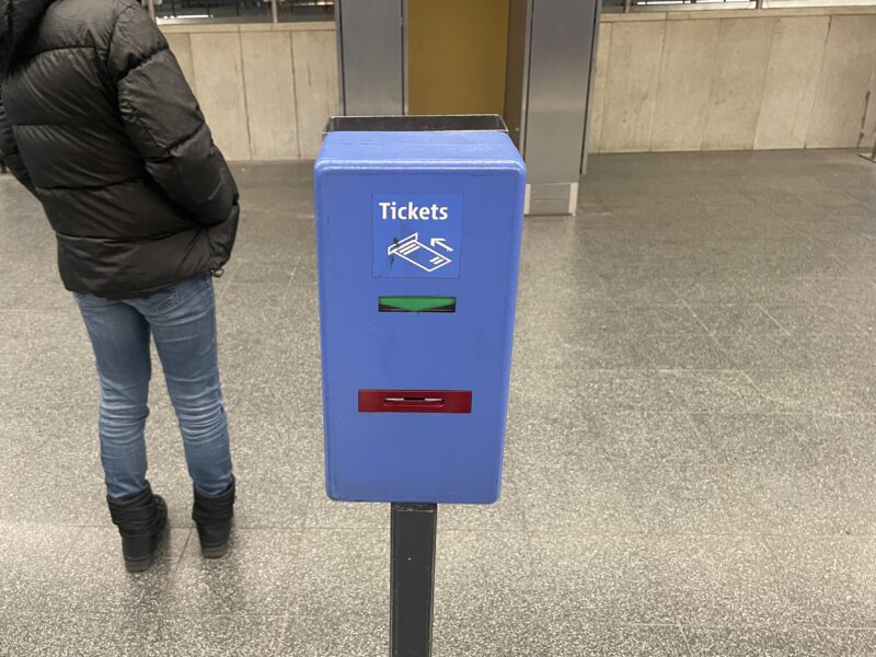 ミュンヘンの乗車券（チケット）を有効化する機械