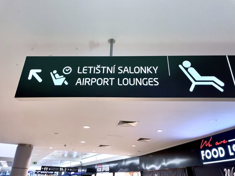 プラハ空港のラウンジの案内表示