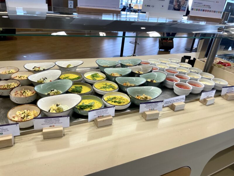 空港ラウンジで提供されている軽食の一例